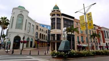 Beverly Hills, California, ABD - 1 Haziran 2023: Rodeo Drive Walk of Style, The Walk, heykeltraş Robert Graham 'ın 