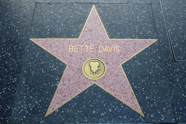 ABD, CALIFORNIA, HOLYWOOD - 29 Mayıs 2023: Hollywood, California 'daki Hollywood Şöhret Yolu' nda Bette Davis yıldızı 