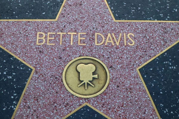 ABD, CALIFORNIA, HOLYWOOD - 29 Mayıs 2023: Hollywood, California 'daki Hollywood Şöhret Yolu' nda Bette Davis yıldızı 
