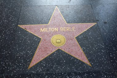 Hollywood (Los Angeles), Kaliforniya 29 Mayıs 2023: Hollywood Bulvarı 'ndaki Milton Berle Yıldızı