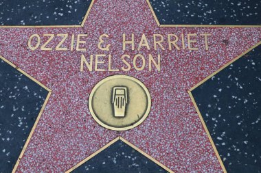 Hollywood (Los Angeles), Kaliforniya 29 Mayıs 2023: Hollywood Bulvarı 'nda Ozzie ve Harriet Nelson' ın Yıldızı