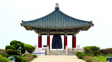 San Pedro (Los Angeles), Kaliforniya 2 Haziran 2023: Kore Dostluk Çanı Los Angeles 'ın San Pedro bölgesindeki Angels Gate Park' ta bulunmaktadır.