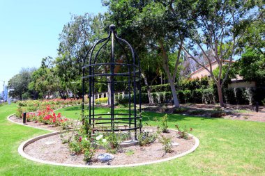 Beverly Hills, Kaliforniya 2 Temmuz 2023, Santa Monica Bulvarı yakınlarındaki Beverly Gardens Gül Bahçesi.