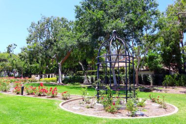 Beverly Hills, Kaliforniya 2 Temmuz 2023, Santa Monica Bulvarı yakınlarındaki Beverly Gardens Gül Bahçesi.