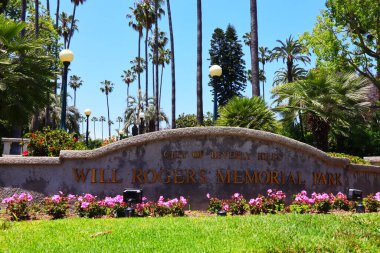 BEVERLY HILLS, California 2 Temmuz 2023: Will Rogers Memorial Park, Beverly Hills 'de Sunset Bulvarı, Cannon Drive ve Beverly Drive' da bulunan bir halk parkı.