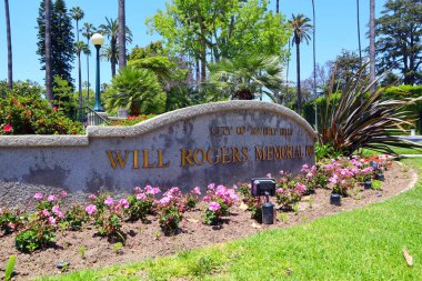 BEVERLY HILLS, California 2 Temmuz 2023: Will Rogers Memorial Park, Beverly Hills 'de Sunset Bulvarı, Cannon Drive ve Beverly Drive' da bulunan bir halk parkı.