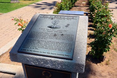 BEVERLY HILLS, California 2 Temmuz 2023: Will Rogers Memorial Park hakkında bronz plaket Beverly Hills 'de Sunset Bulvarı, Cannon Drive ve Beverly Drive' da bulunan bir halk parkı