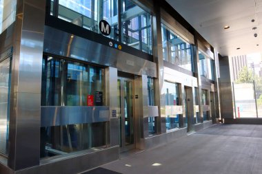 Grand Av Sanatları-Bunker Hill Metro Demiryolu A Hattı ve E Hattı 16 Haziran 2023 'te açıldı.