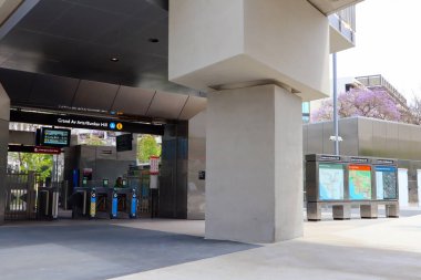 Grand Av Sanatları-Bunker Hill Metro Demiryolu A Hattı ve E Hattı 16 Haziran 2023 'te açıldı.