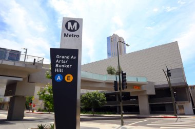 Grand Av Sanatları-Bunker Hill Metro Demiryolu A Hattı ve E Hattı 16 Haziran 2023 'te açıldı.