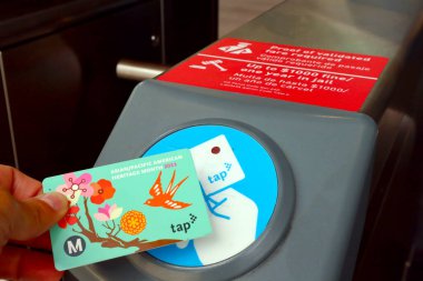 Los Angeles, Kaliforniya 16 Haziran 2023: Los Angeles Metro Tren Bilet Makinesi ve TAP Kartı Los Angeles Metro İstasyonu
