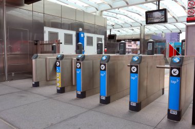 Los Angeles, Kaliforniya 16 Haziran 2023: Turnikeli Los Angeles Metro Tren İstasyonu, Transit Erişim Geçidi