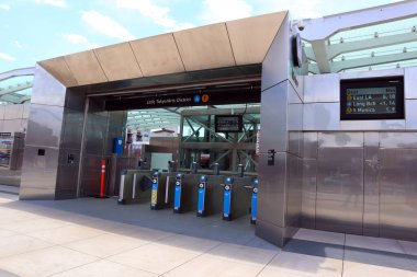 Los Angeles, Kaliforniya 16 Haziran 2023: Küçük Tokio-Arts Bölgesi Metro Demiryolu A Hattı ve E Hattı 16 Haziran 2023 'te açıldı. 