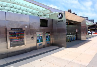 Los Angeles, Kaliforniya 16 Haziran 2023: Küçük Tokio-Arts Bölgesi Metro Demiryolu A Hattı ve E Hattı 16 Haziran 2023 'te açıldı.