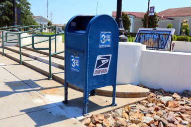 SOUTH GATE (Los Angeles County), Kaliforniya 27 Haziran 2023: USPS ABD Posta Servisi, Posta Koleksiyon Kutusu