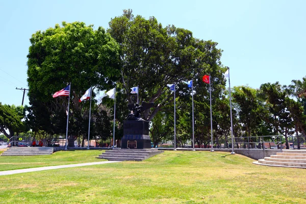 2023年6月27日 加利福尼亚州 洛杉矶县 位于贝尔花园老兵公园的西班牙裔美国老兵纪念碑 — 图库照片