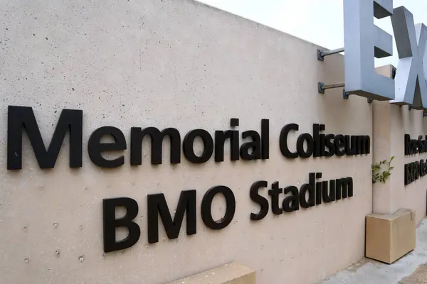 Los Angeles, Kaliforniya 7 Haziran 2023: Exposition Park Girişi, Memorial Coliseum BMO Stadyumu tabelası