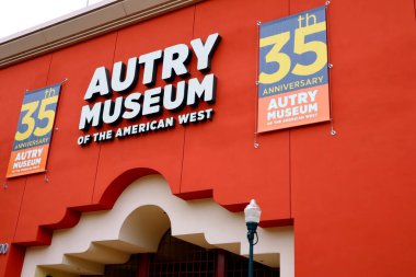 Los Angeles, Kaliforniya 6 Haziran 2023: Autry Museum of the American West, Amerika Birleşik Devletleri 'nin Batı Yakası' nın 4700 Batı Heritage Yolu 'nda yer alan tarihi araştırmalarına adanmış bir müzedir.