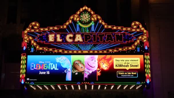 好莱坞 洛杉矶 2023年6月6日 晚上在好莱坞大道上的El Capitan剧场 — 图库视频影像