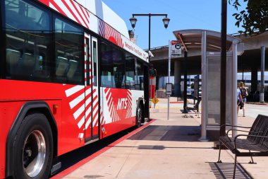 SAN DIEGO, California - 30 Haziran 2023: San Diego SANTA FE Depot Trenleri ve MTS otobüs durağı