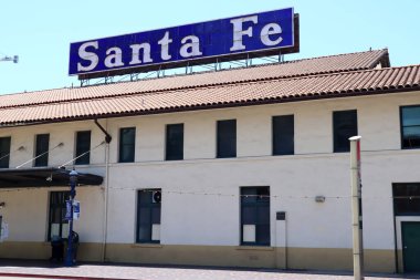 SAN DIEGO, California - 30 Haziran 2023: San Diego SANTA FE Depot Trenleri ve MTS otobüs durağı