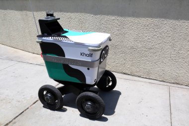Los Angeles, Kaliforniya 1 Temmuz 2023 Khalif, Robot Bilimleri Teslimatı. Müşteriye yemek dağıtan robotu servis edin.