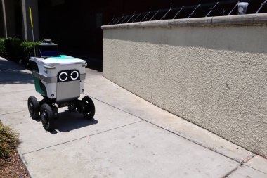 Los Angeles, Kaliforniya 1 Temmuz 2023 Khalif, Robot Bilimleri Teslimatı. Müşteriye yemek dağıtan robotu servis edin.