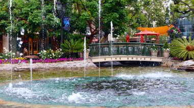 Los Angeles, Kaliforniya 9 Haziran 2023: Grove 'da Dans Çeşmesi, Los Angeles' ta bir perakende ve eğlence merkezi.