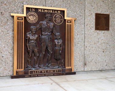 Long Beach, Kaliforniya 5 Haziran 2023, Long Beach Polis Departmanı En azından 400 W. Broadway, Long Beach 'te Heykel' i unutuyoruz.