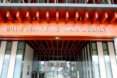 Long Beach, California 5 Haziran 2023: 200W Broadway, Long Beach 'teki Billie Jean King Ana Kütüphanesi girişi