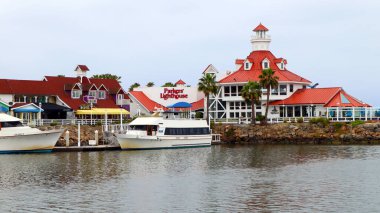 Long Beach, California 5 Haziran 2023: Long Beach Rıhtımı 'ndan SHORELINE VILLAGE' in detaylı görüntüsü