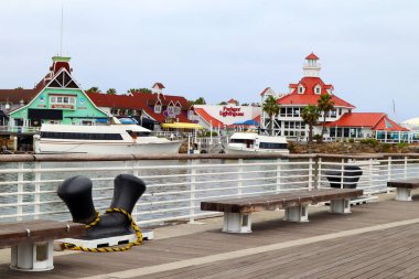 Long Beach, California 5 Haziran 2023: Long Beach Rıhtımı 'ndan SHORELINE VILLAGE' in detaylı görüntüsü