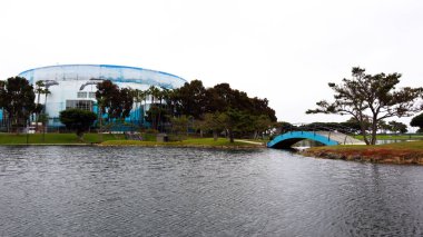 Long Beach, Kaliforniya 5 Haziran 2023 Gökkuşağı Göl Parkı Kuğu Teknesi Kiralama Kıyı Hattı ve Linden Bulvarı 'nın kuzeyinde.