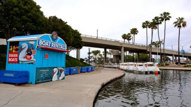 Long Beach, Kaliforniya 5 Haziran 2023 Gökkuşağı Göl Parkı Kuğu Teknesi Kiralama Kıyı Hattı ve Linden Bulvarı 'nın kuzeyinde.