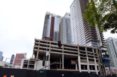 LOS ANGELES, California 8 Haziran 2023: Oceanwide Plaza, Los Angeles şehir merkezindeki Crypto.com Arena 'nın (Staples Center olarak da bilinir) önünde inşa halindeki konut ve perakende kompleksi