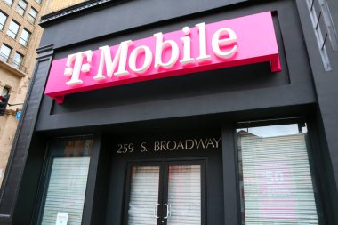 Los Angeles, Kaliforniya 8 Haziran 2023 T-Mobile işareti. ABD merkezli kablosuz ağ operatörü