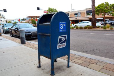 Hermosa Beach (LA County), California 14 Haziran 2023: USPS ABD Posta Servisi, Posta Koleksiyon Kutusu