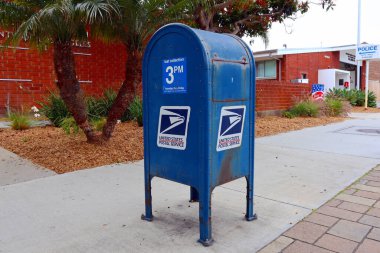 Hermosa Beach (LA County), California 14 Haziran 2023: USPS ABD Posta Servisi, Posta Koleksiyon Kutusu