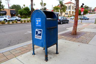Hermosa Beach (LA County), California 14 Haziran 2023: USPS ABD Posta Servisi, Posta Koleksiyon Kutusu