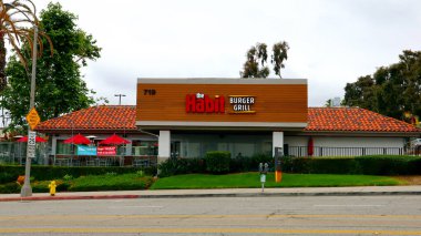 Hermosa Beach (LA County), California 14 Haziran 2023: The Habit Burger Grill, Kaliforniya merkezli ızgara hamburger üzerine uzmanlaşmış fast food restoran zinciri