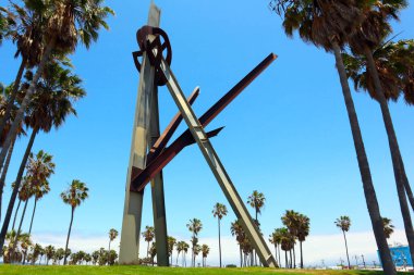 Venice Beach (Los Angeles), Kaliforniya 12 Haziran 2023: Sanatçı Mark di Suvero 'nun deklarasyon heykeli Venedik Plajı' ndaki tahta kaldırıma monte edildi