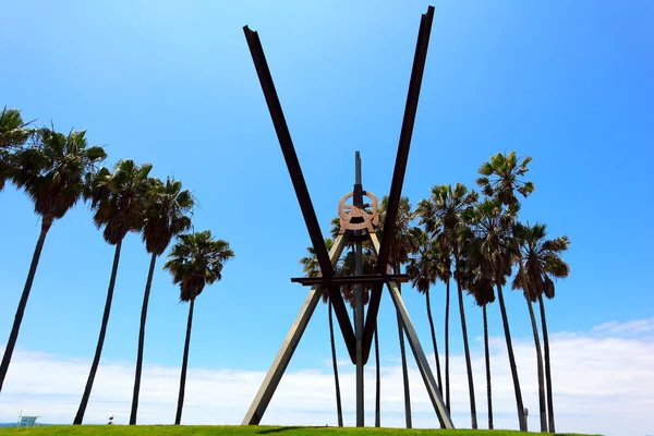 Venice Beach (Los Angeles), Kaliforniya 12 Haziran 2023: Sanatçı Mark di Suvero 'nun deklarasyon heykeli Venedik Plajı' ndaki tahta kaldırıma monte edildi