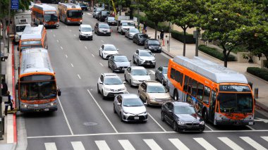 Los Angeles, Kaliforniya 15 Haziran 2023 Los Angeles METRO Otobüsü Los Angeles şehir merkezinde. METRO, Los Angeles 'ın toplu taşımacılığıdır.