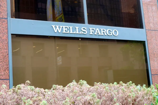 Los Angeles, Kaliforniya 15 Haziran 2023: WELLS FARGO Amerikan çok uluslu yatırım bankası, mevduat hesabı ve Finansal Hizmetler