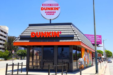 Los Angeles, Kaliforniya 4 Temmuz 2023: DUNKIN 'DONUTS - Amerikan çokuluslu donut şirketi
