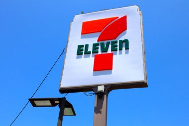 Los Angeles, Kaliforniya 4 Temmuz 2023: 7-ELEVEN İşareti, meşhur bakkal Gıda
