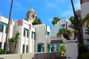 Beverly Hills, Kaliforniya 3 Temmuz 2023: BEVERLY HILLS Şehir Merkezi. Bina mimar Charles Moore tarafından İspanyol Uyanışı, Art Deco ve Post-Modern stillerin karışımı olarak tasarlandı.