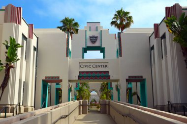 Beverly Hills, Kaliforniya 3 Temmuz 2023: BEVERLY HILLS Şehir Merkezi. Bina mimar Charles Moore tarafından İspanyol Uyanışı, Art Deco ve Post-Modern stillerin karışımı olarak tasarlandı.