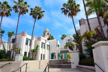 Beverly Hills, Kaliforniya 3 Temmuz 2023: BEVERLY HILLS Şehir Merkezi. Bina mimar Charles Moore tarafından İspanyol Uyanışı, Art Deco ve Post-Modern stillerin karışımı olarak tasarlandı.