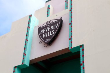 Beverly Hills, Kaliforniya 3 Temmuz 2023: BEVERLY HILLS Şehir Merkezi. Bina mimar Charles Moore tarafından İspanyol Uyanışı, Art Deco ve Post-Modern stillerin karışımı olarak tasarlandı.